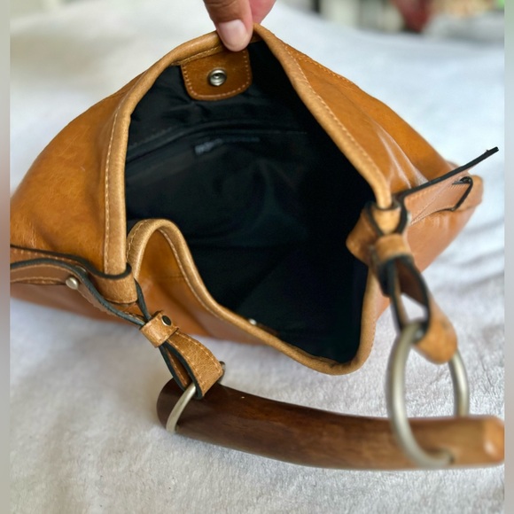 Vintage Early 2000’s hand bag from Express. Cute wooden handle detail. - Picture 6 of 13